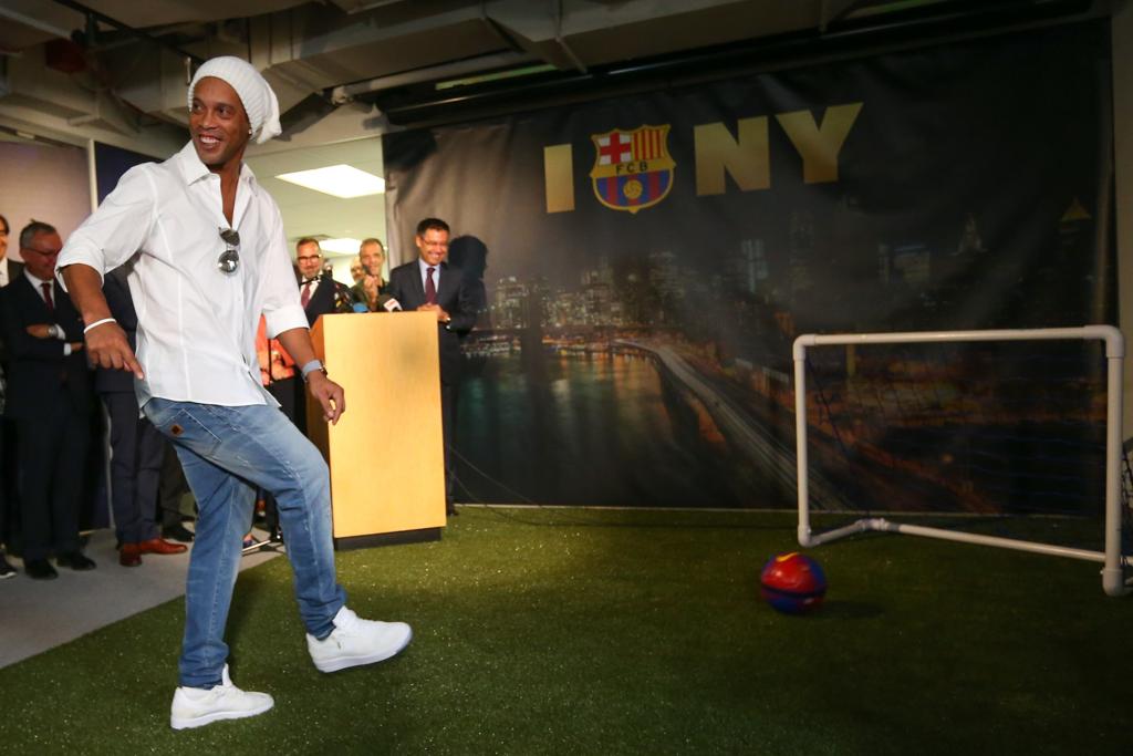 Ronaldinho Gaúcho participou da inauguração da sede do Barcelona em Nova York. | Ed Mulholland/AFP