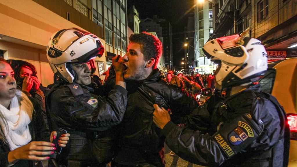 Estudante preso por desacato e dano ao patrimônio público foi liberado durante a madrugada de quarta-feira (07 | Daniel Castellano/Gazeta do Povo