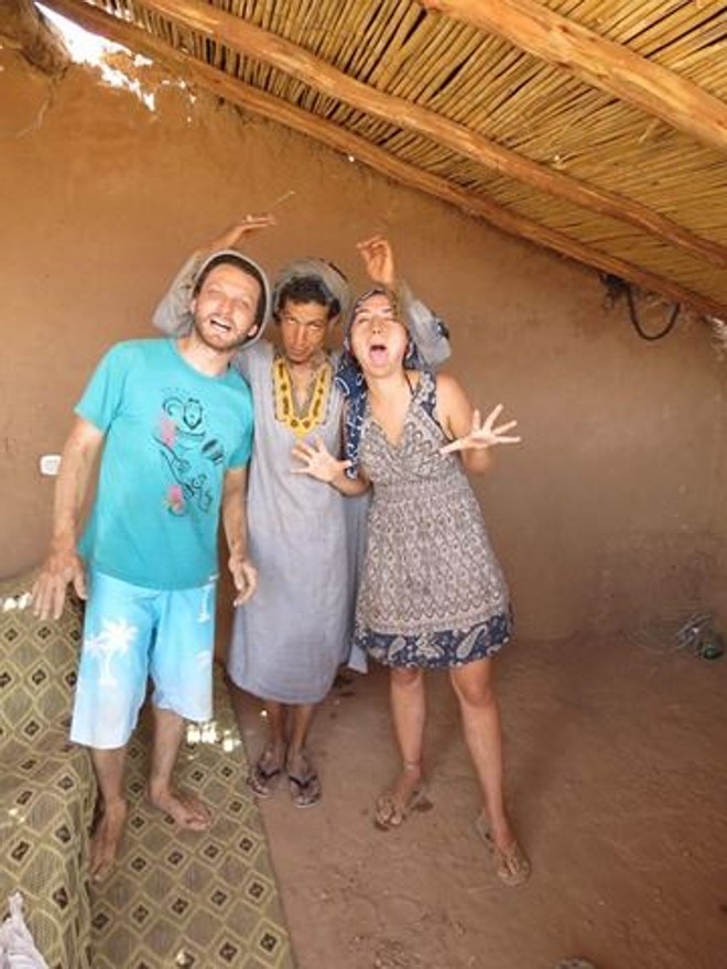 Casa de Bioconstrução. Da esquerda para direita: Caio Kim, Abdo e Nayara de Salles (voluntária brasileira). | Divulgação