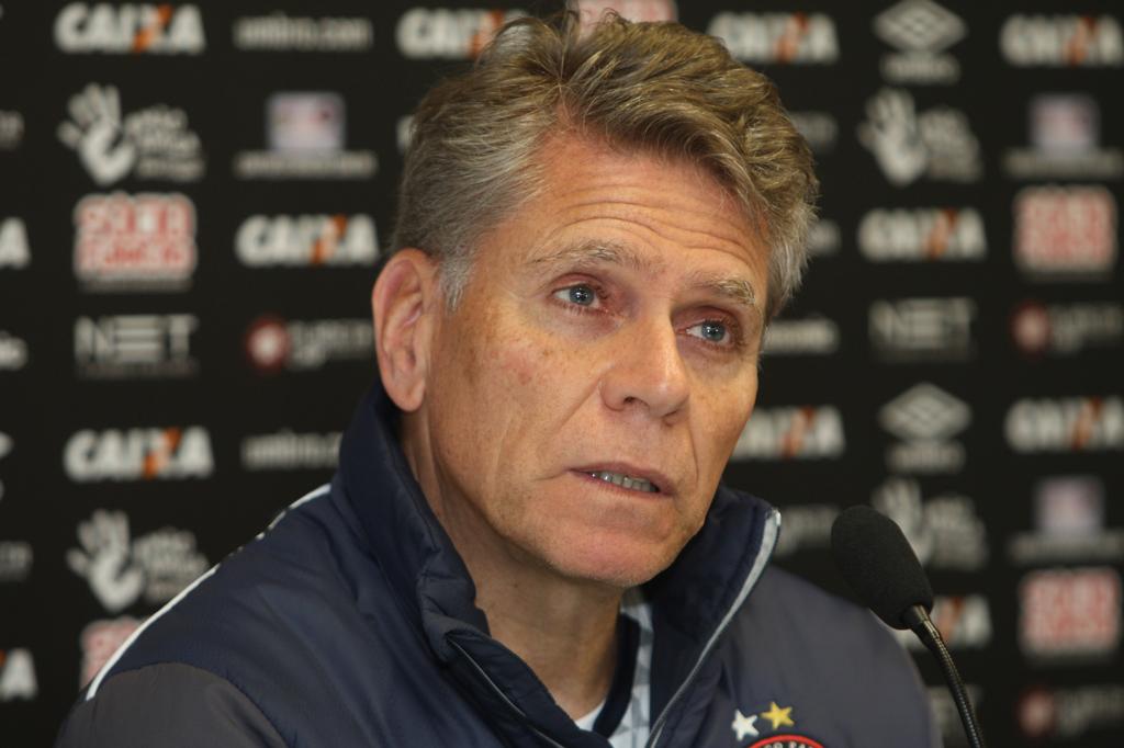 Paulo Autuori quer o Atlético se preocupando apenas com seus problemas, esquecendo a má fase do rival deste domingo. | Aniele Nascimento/Gazeta do Povo
