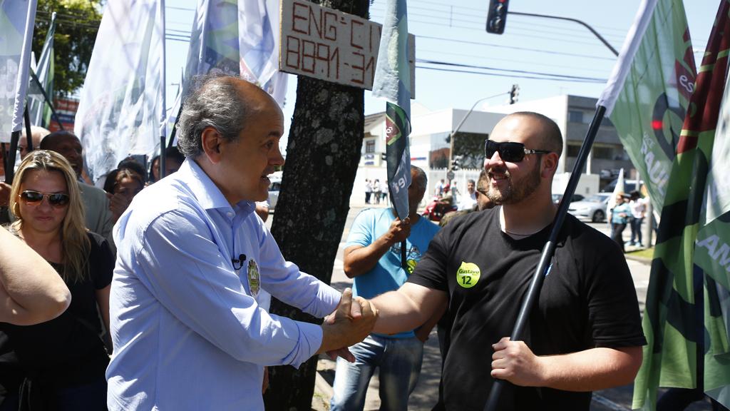 Fruet fez campanha nesta quarta-feira (28) na Vila Hauer | Henry Milleo/Gazeta do Povo