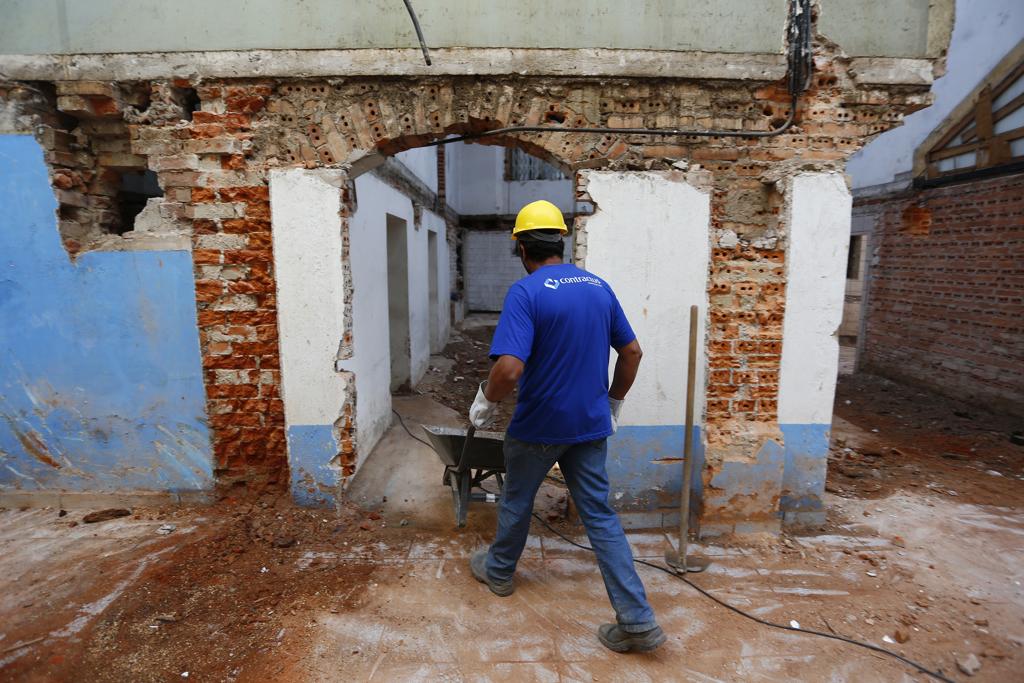 Verbas arrecadadas pela prefeitura custeiam desde obras como a do Cine Passeio (foto) até a operação de postos de saúde e creches | Henry Milleo/Gazeta do Povo
