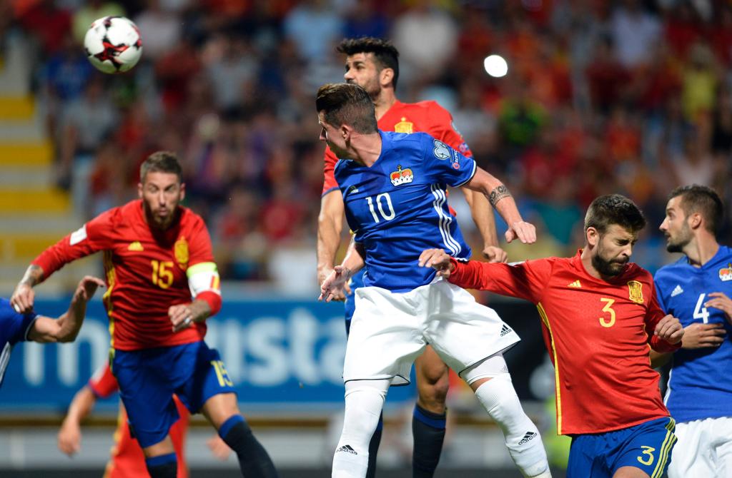 Diego Costa marca, de cabeça, seu segundo gol na vitória da Espanha sobre Liechtenstein. | MIGUEL RIOPA/AFP