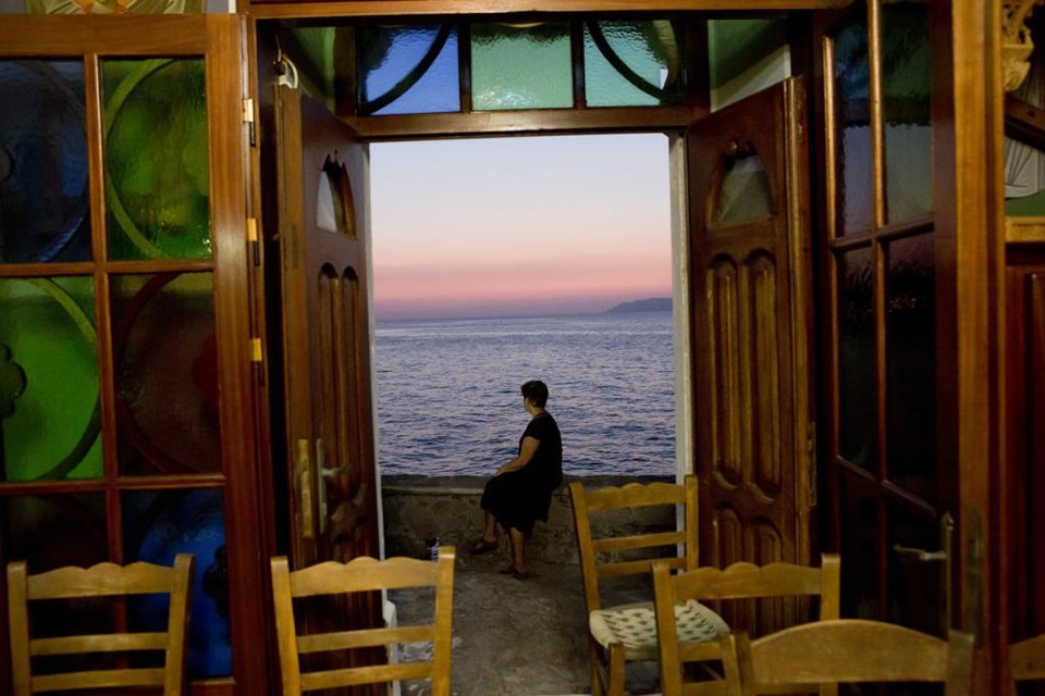 Atualmente, os refugiados praticamente pararam de vir. O que ficou foi um sentimento de gratidão, pela ajuda que puderam dar a milhares de refugiados, mas também uma crise financeira, promovida pela baixa no turismo. | Eirini Vourloumis/NYT