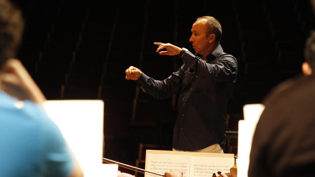 O maestro convidado, Benoit Fromanger: “o show tem de continuar”. | Aniele Nascimento/Arquivo Gazeta do Povo