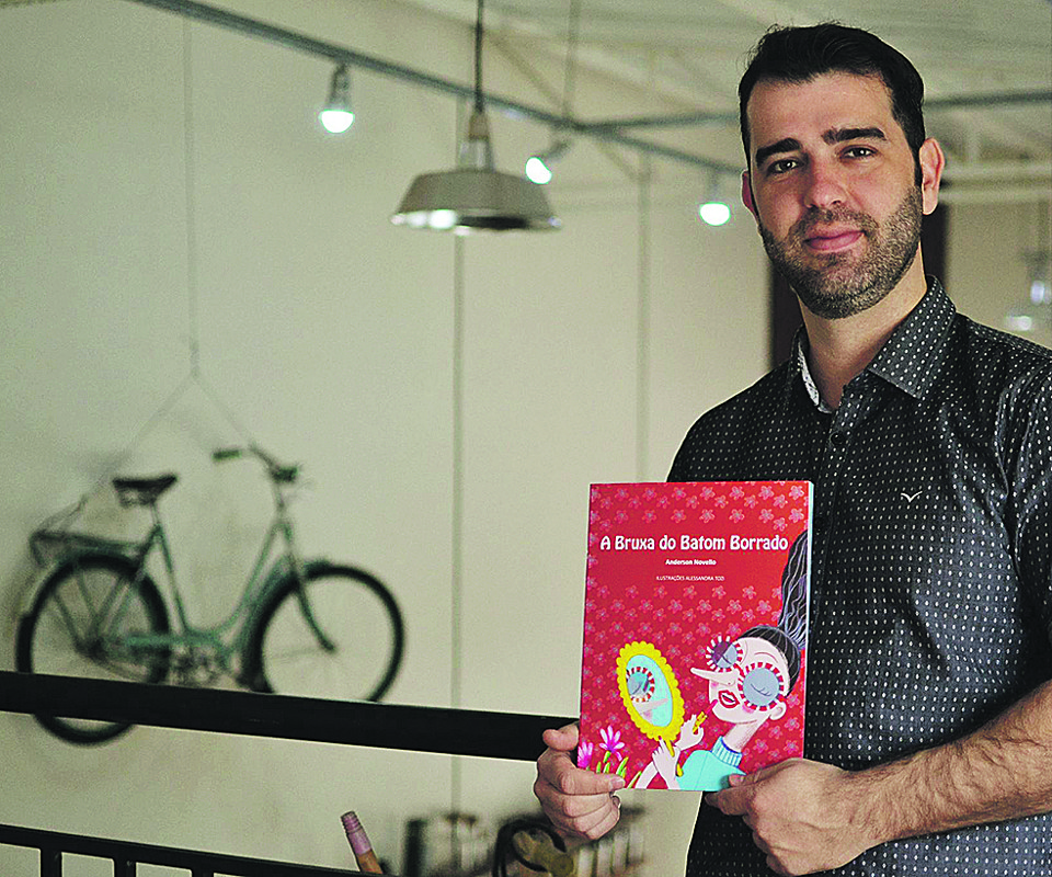 Anderson Novello durante o evento de pré-lançamento do livro. | Délcio Waculicz/Reprodução Facebook