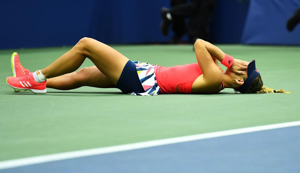 Kerber não conseguiu segurar as lágrimas após a conquista do segundo Grand Slam no ano. | Alex Goodlett/AFP