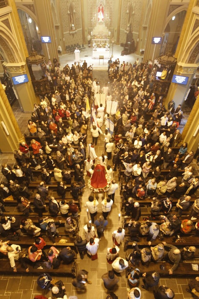 Fiéis lotam a Catedral de Curitiba | Antônio More