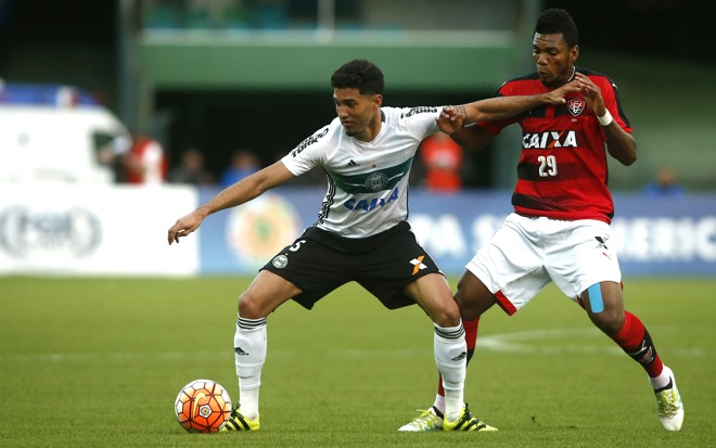 Alan Santos foi titular, mas acabou substituído no segundo tempo por Carlinhos. | Hugo Harada/Gazeta do Povo