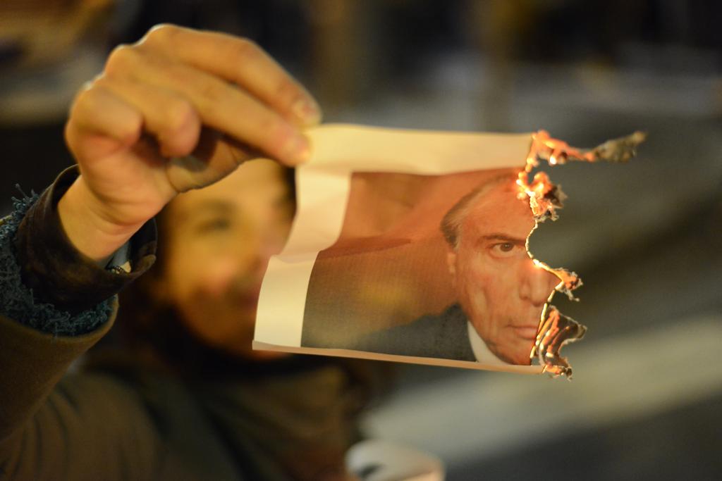 Protesto contra o governo Temer, na noite de quinta-feira (1.º), em Curitiba. | Henry Milleo/Gazeta do Povo