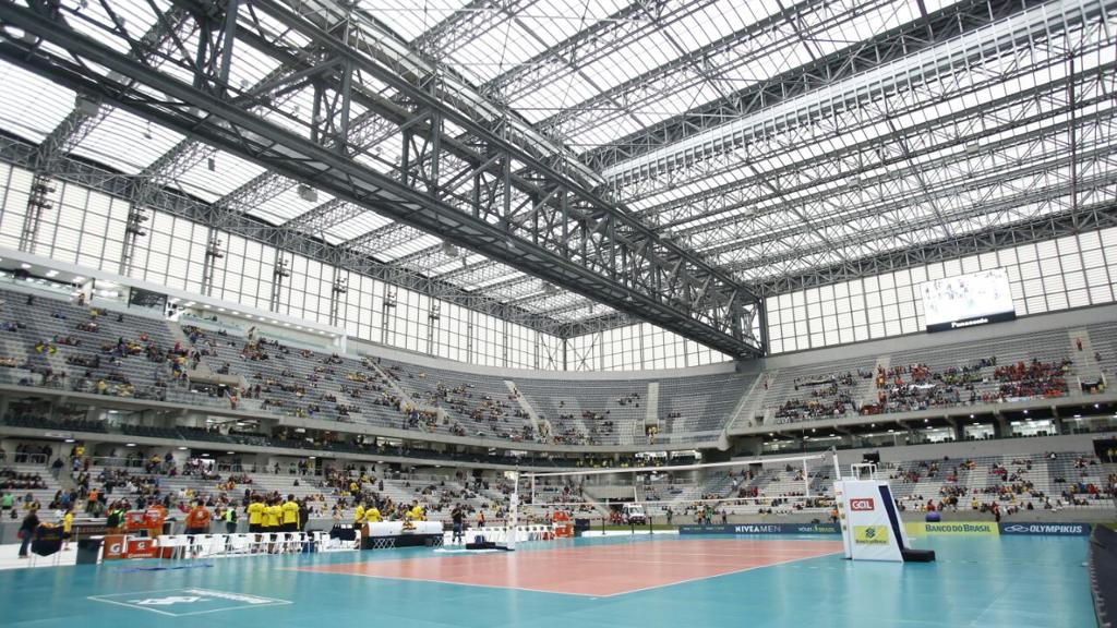 Teto retrátil da Arena foi fundamental para manter a quadra sem nenhum sinal da chuva que caiu sobre Curitiba. | Marcelo Andrade/Gazeta do Povo