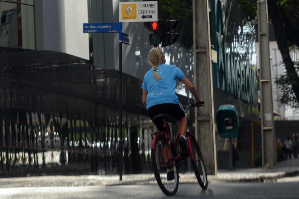 O edital prevê que o serviço de bike-sharing poderá ser explorado por cinco anos pelo consórcio vencedor. O retorno virá da tarifa cobrada do usuário e também  de ganhos com publicidade. | Daniel Caron/Arquivo/Gazeta do Povo
