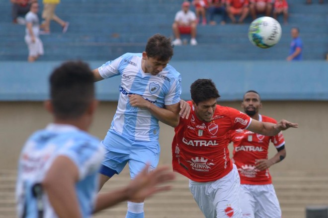 Keirrison em dividida pelo alto com a defesa do Vila Nova-GO. | Carlos Costa/Estadão Conteúdo
