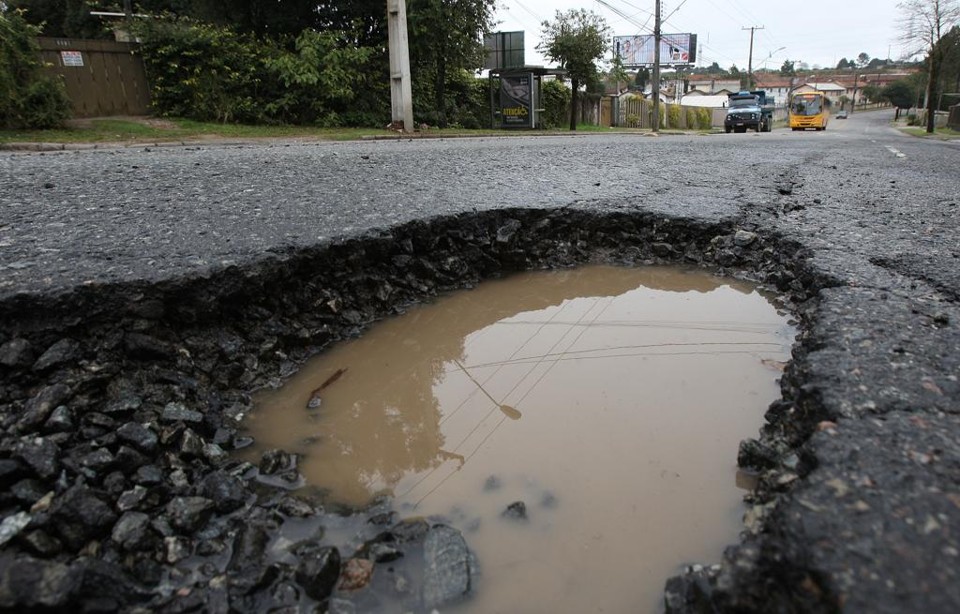 Joinville terá de indenizar motoqueiro que sofreu acidente em buraco de rua | Jonathan Campos/Gazeta do Povo