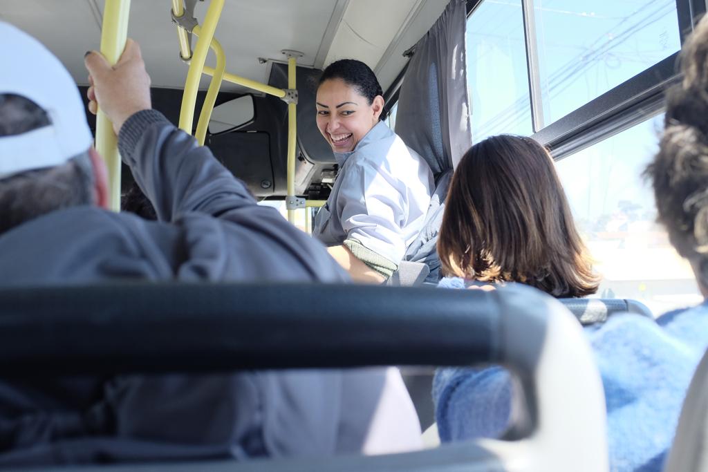 Natalia Damas é a estrela da linha Parque Industrial. Espécie de “síndica do busão”, é ela quem orienta o bom uso dos lugares preferenciais, opera o elevador para cadeirantes e até espirra um “cheirinho”, quando o ar fica pouco respirável. | Henry Milleo/Gazeta