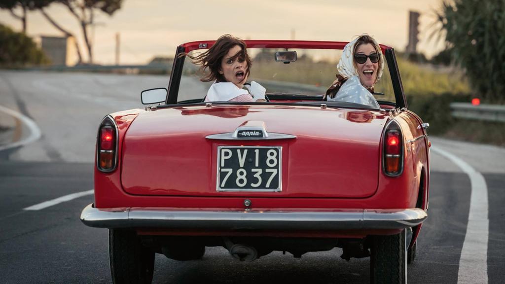 Micaela Ramazzotti e Valeria Bruni Tedeschi em cena do filme “Loucas de Alegria”. | Divulgação