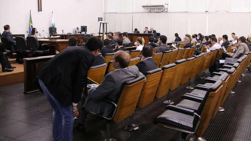 Depois da manifestação do MP, o juiz abre mais 10 dias de prazo para que os réus se manifestem.