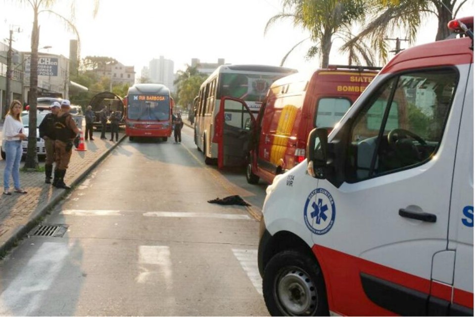 Atropelado por Ligeirinho, ciclista é levado para o hospital em estado grave | Geziel Silva/Colaboração/