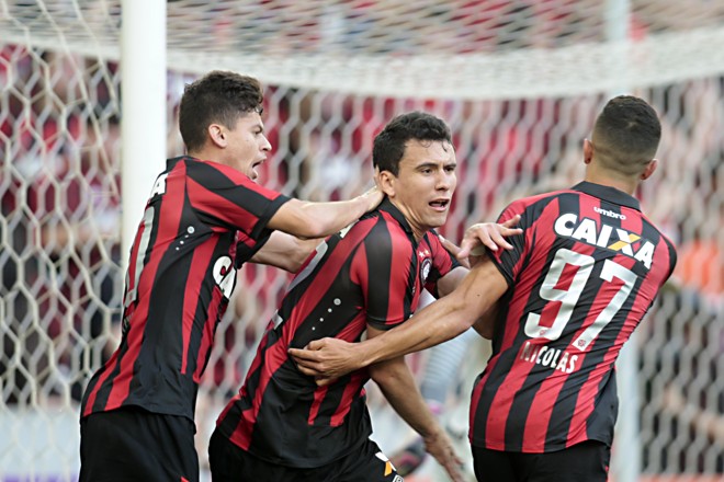 Pablo comemora o segundo gol diante do Inter. | Albari Rosa/Gazeta do Povo