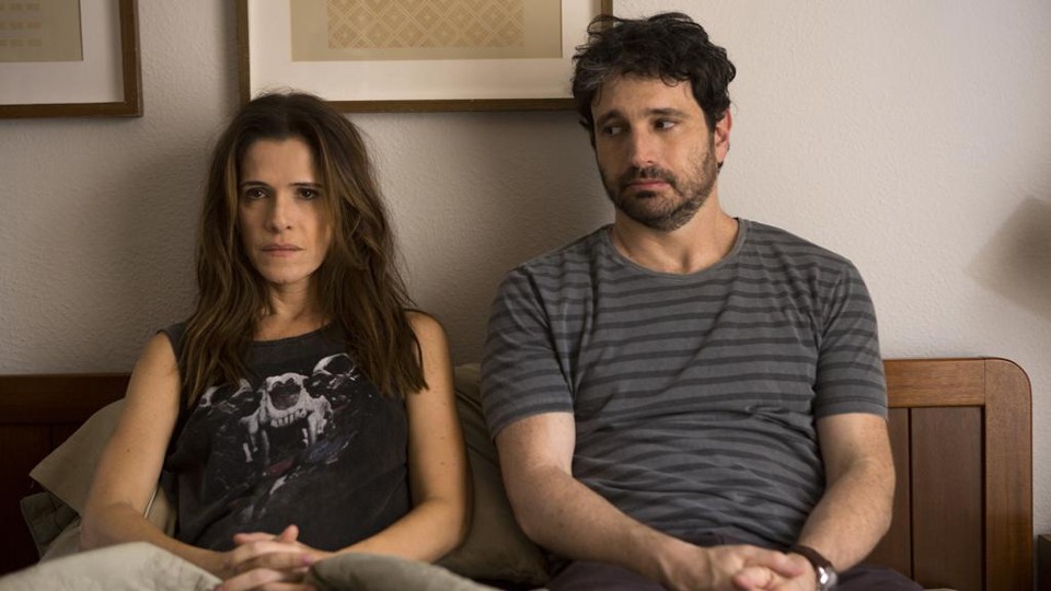 Ingrid Guimarães e Caco Ciocler em “Um Namorado para Minha Mulher” | André Brandão/Divulgação