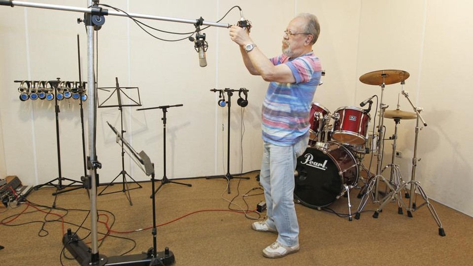 Para aceitá-la continue na linha”: Carlos Freitas em seu estúdio. | Antônio More/Gazeta do Povo