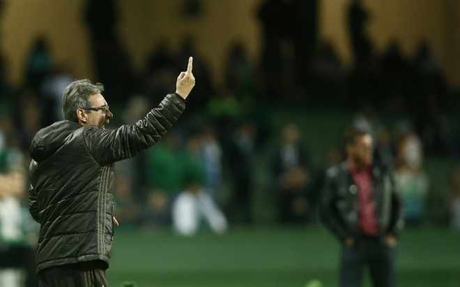 O técnico Paulo César Carpegiani orienta os jogadores do Coritiba à beira do gramado. | Hugo Harada/Gazeta do Povo
