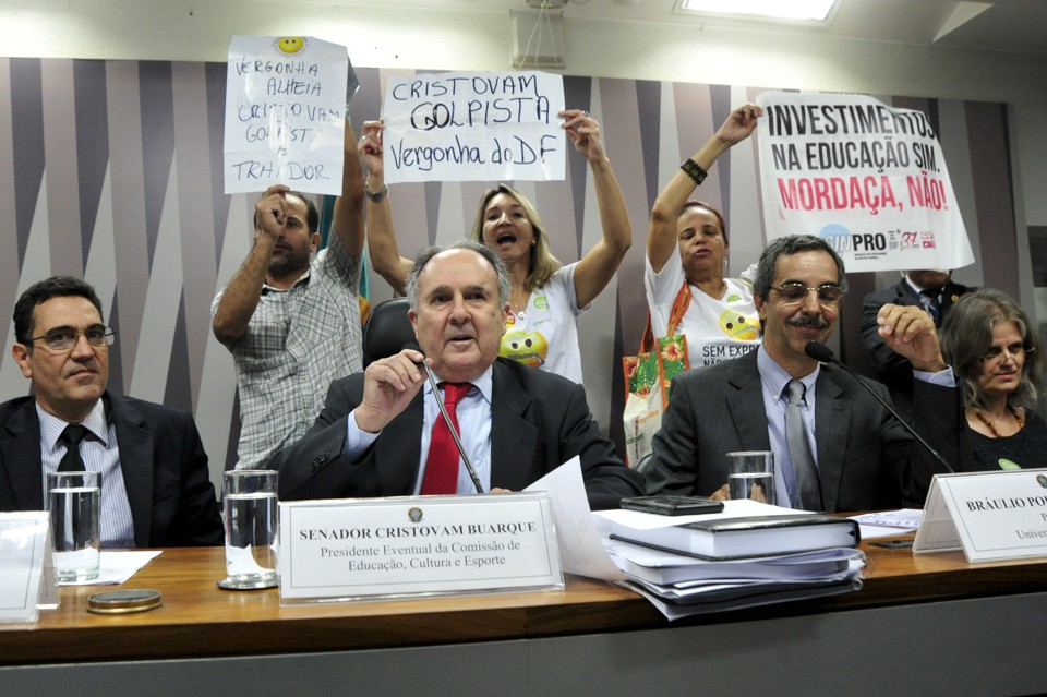 Cristovam Buarque chamou os estudantes para que mostrassem os cartazes | Geraldo Magela/Agência Senado