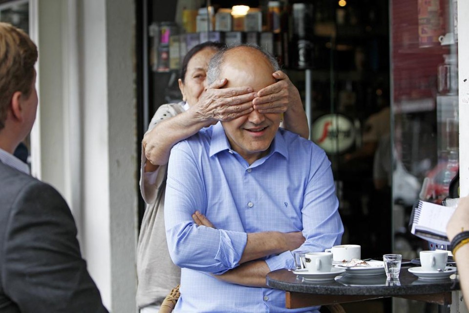 A mãe, Ivete Bonato, surpreende Gustavo Fruet durante a entrevista | Antônio More/Gazeta do Povo