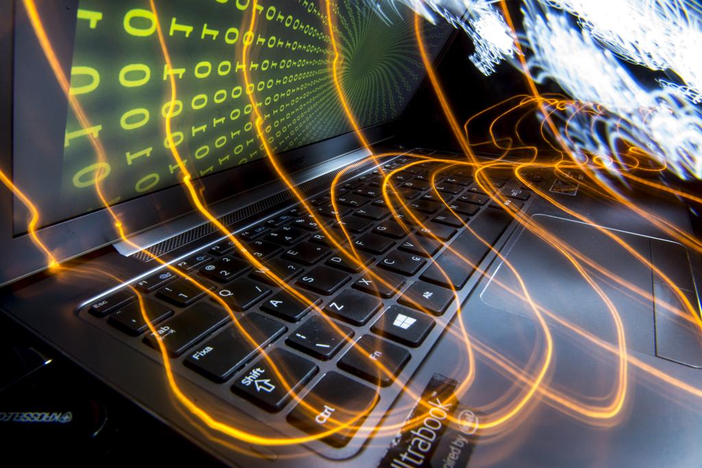 Obviamente, os filtros adotados pelas grandes empresas não são uma maneira somente de “organizar” a enorme quantidade de informação disponível. | Henry Milleo/Gazeta do Povo