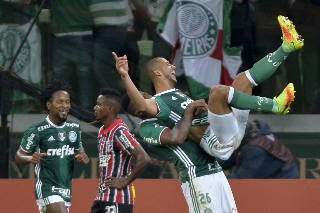 O zagueiro Vitor Hugo, do Palmeiras, comemora o gol que virou o placar no Allianz Parque: liderança assegurada. | Levi Bianco/Brazil Photo Press/Folhapress