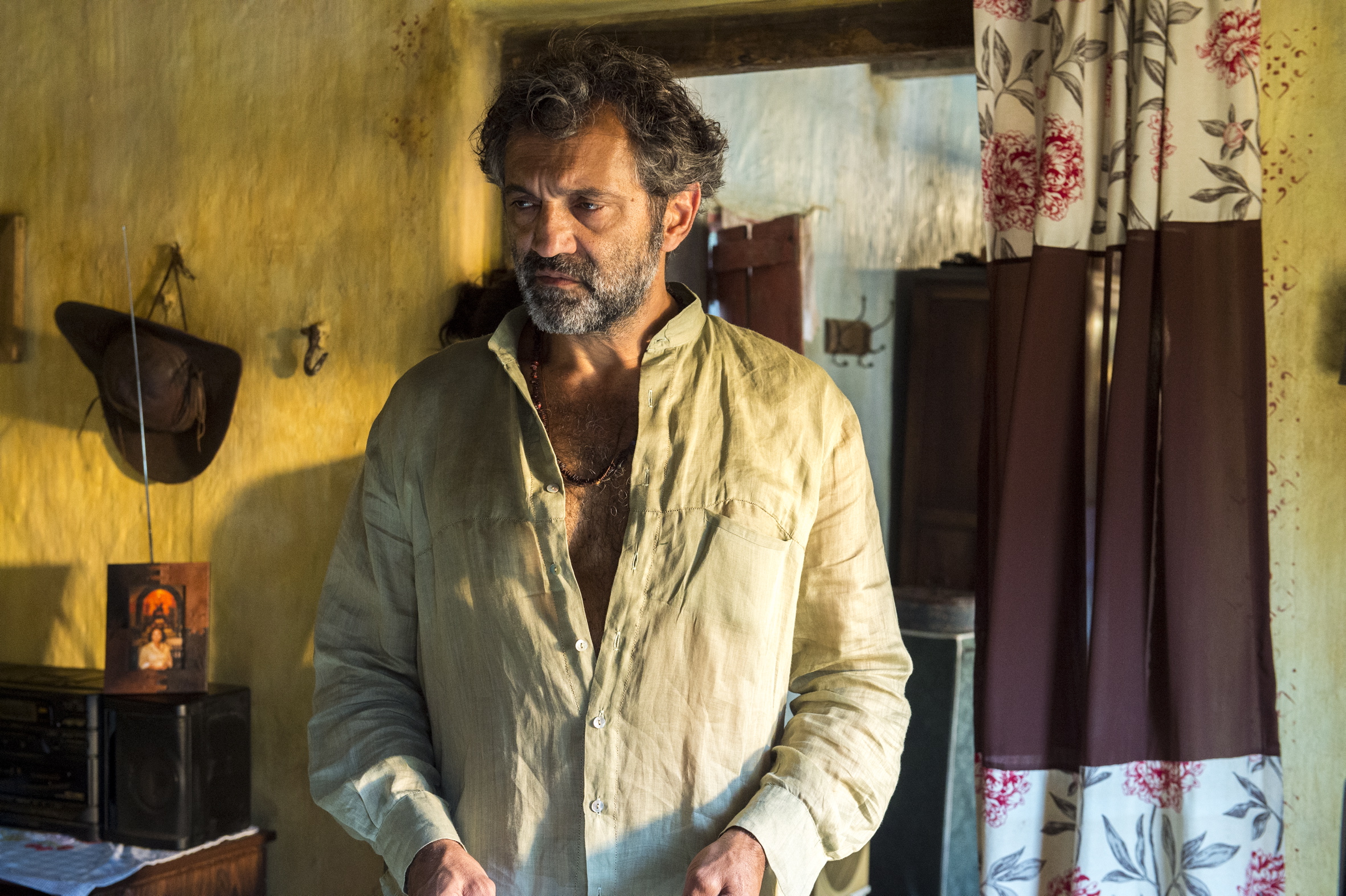 O ator paulistano como Santo, na novela. | Pedro Curi/Globo