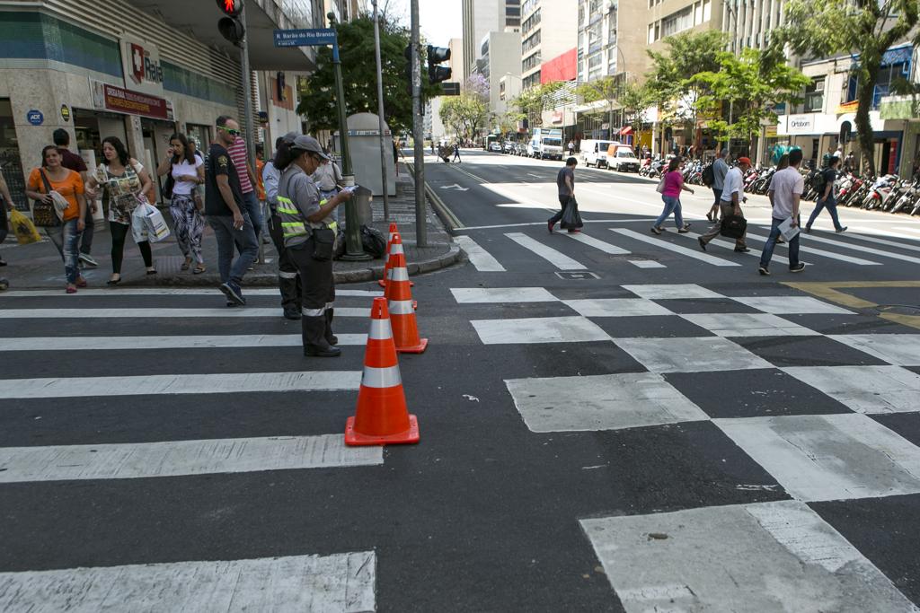 Não será possível andar de carro na Rua Barão do Rio Branco nesta quinta (22) | Marcelo Andrade/Gazeta do Povo