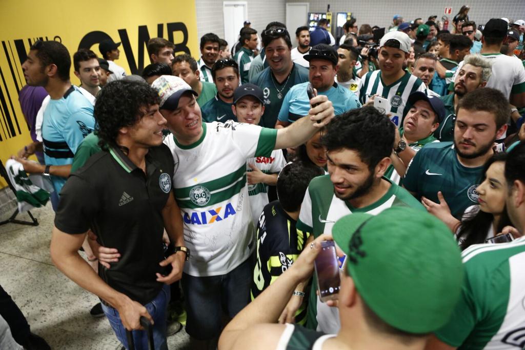 Torcedor tira selfie com o zagueiro Naery Bareiro. | Marcelo Andrade/Gazeta do Povo