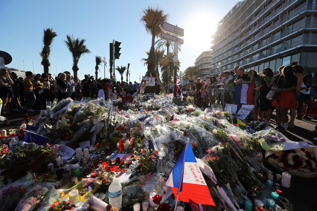Franceses fazem vigília em homenagem aos mortos no ataque ocorrido em Nice, no último dia 14 de julho | Valery Hache/AFP/