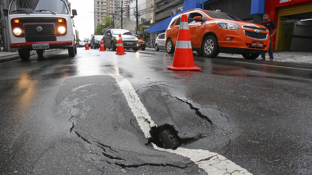 Em Curitiba, chuva chegou a abrir buraco na Av. Vicente Machado | Daniel Castellano/Gazeta do Povo