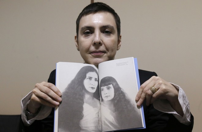 A foto do porta-retrato de Adriana instigava o poeta Eucanaã Ferraz. Representando as três gerações, a imagem antiga pode ser interpretada de diversas formas . Para Eucanaã “ (a foto) poderia estar numa exposição de arte na Bienal de São Paulo, com a legenda: o mundo dos cabelos” | Pedro Serapio/Gazeta do Povo