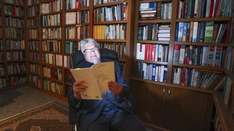 Os tesouros escondidos nas grandes bibliotecas particulares de Curitiba Miguel Kfouri: chegou a trazer 33 quilos de livros da França de uma vez só | Daniel Castellano/Gazeta do Povo