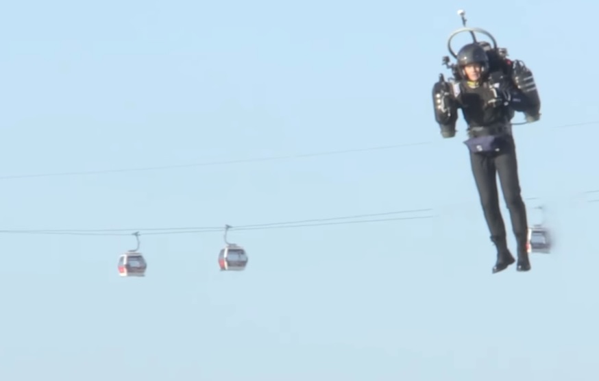 Ex-piloto se inspirou em mochilas a jato da ficcção para criar sua própria. | Reprodução/Youtube canal ODN