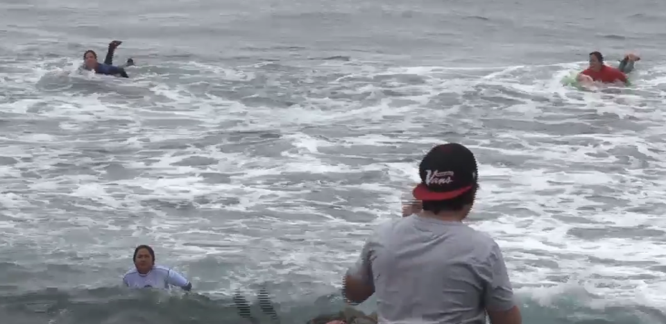 Surfistas saem dá água no Chile após serem avisadas sobre o Tubarão | Reprodução/Youtube