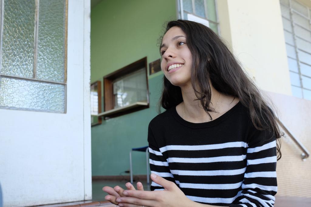 Ana Júlia, na escola em que estuda e que permaneceu ocupada por 15 dias | Henry Milleo/Gazeta do Povo