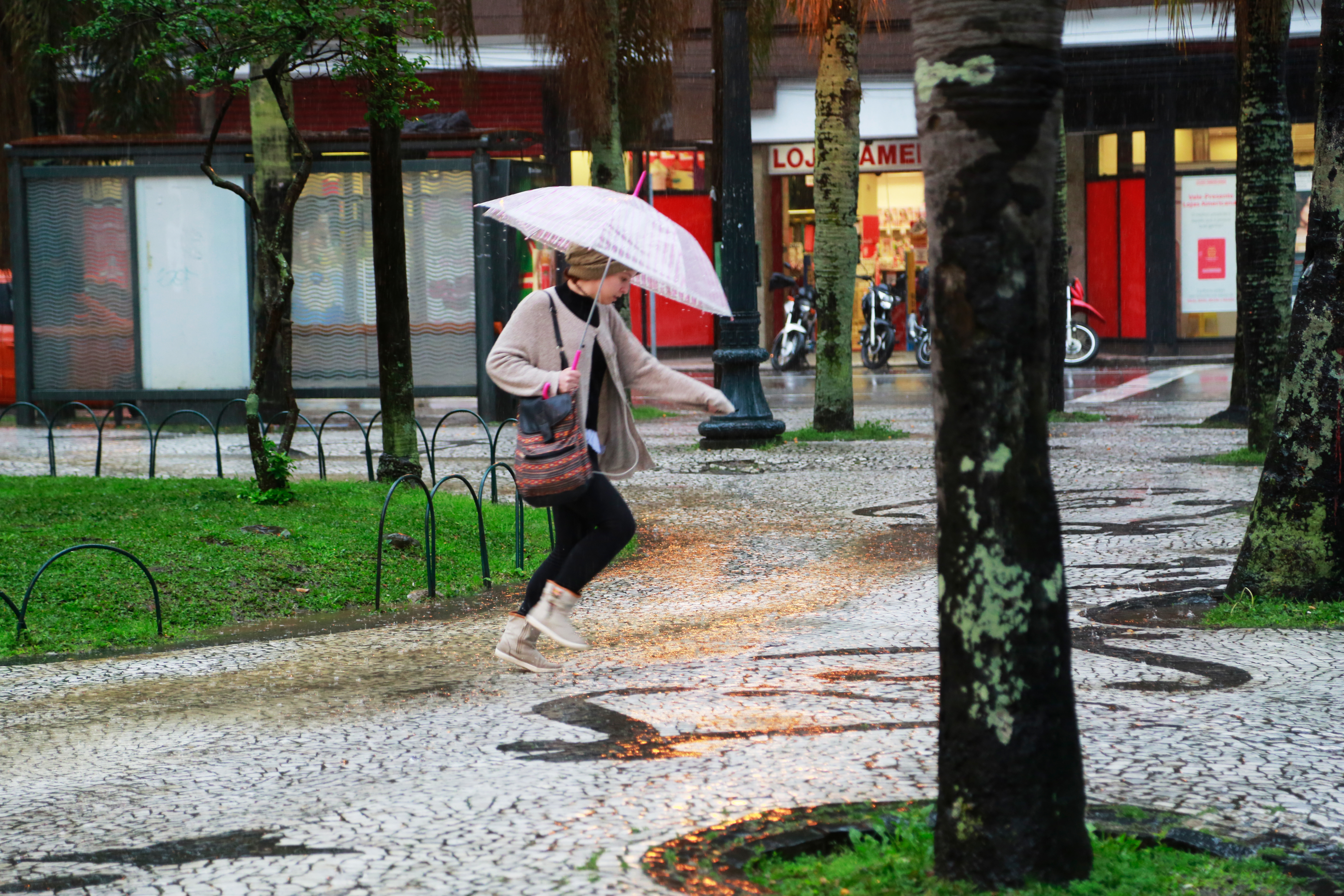 Curitiba teve chuva forte no início da manhã desta quinta (6) | Jonathan Campos/Gazeta do Povo