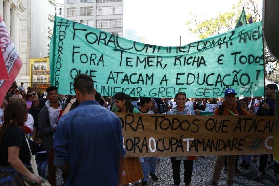 Milhares de estudantes e servidores do estado foram às ruas em Curitiba neste domingo (9) contra a reforma do ensino médio e outra série de temas | Henry Milleo/Gazeta do Povo