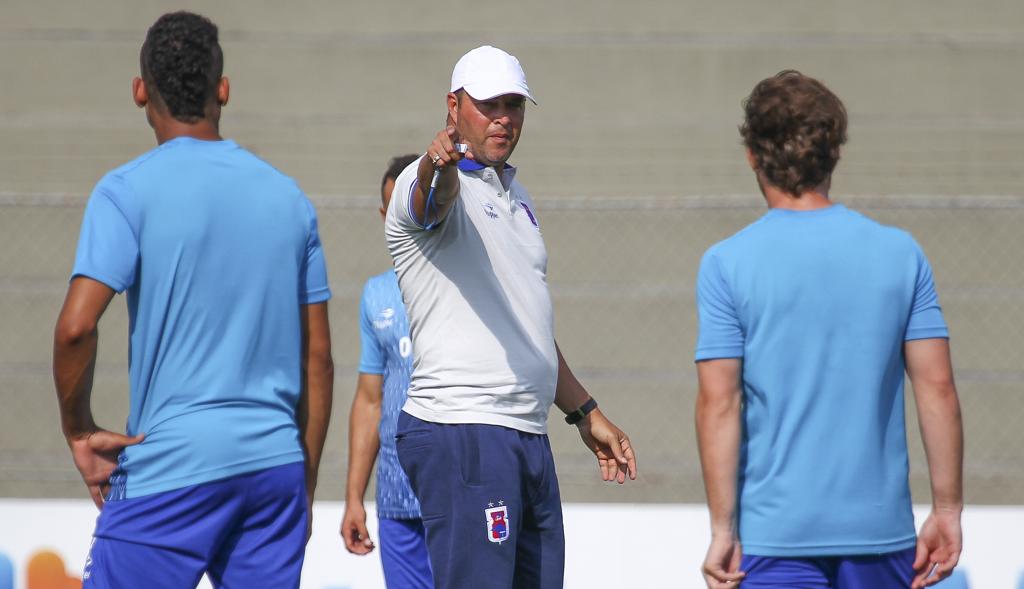 Técnico Roberto Fernandes comanda o treino no Paraná. Jogo contra o Bragantino é considerado crucial para o Tricolor. | Daniel Castellano/Gazeta do Povo