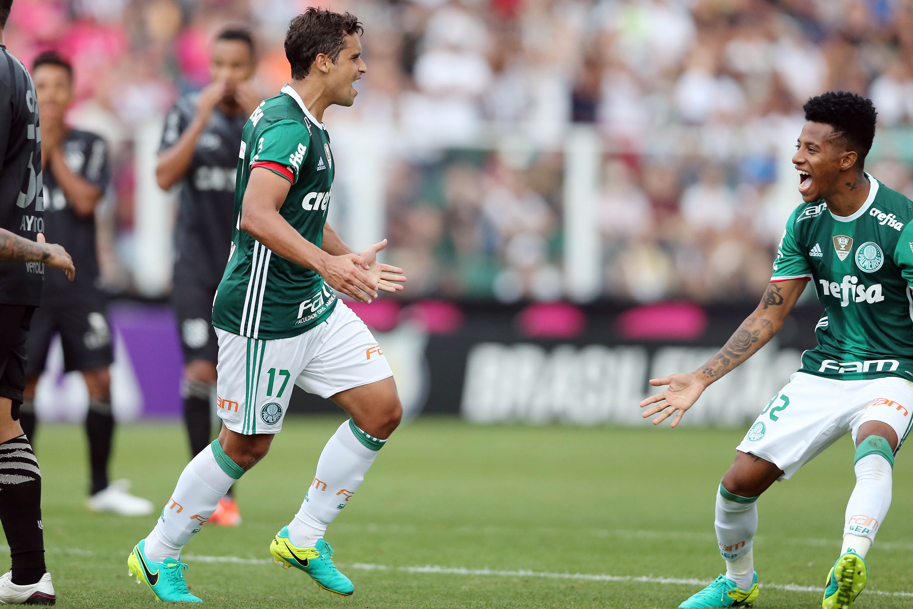 Jean comemora o segundo gol na partida deste domingo (16). Ele balançou duas vezes a rede e garantiu virada palmeirense | CRISTIANO ANDUJAR/ESTADÃO CONTEÚDO