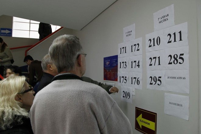 Inter Americano,na Amintas de Barros. Local recebe eleitores que votam, a princípio, na Reitoria da UFPR | Jonathan Campos/Gazeta do Povo