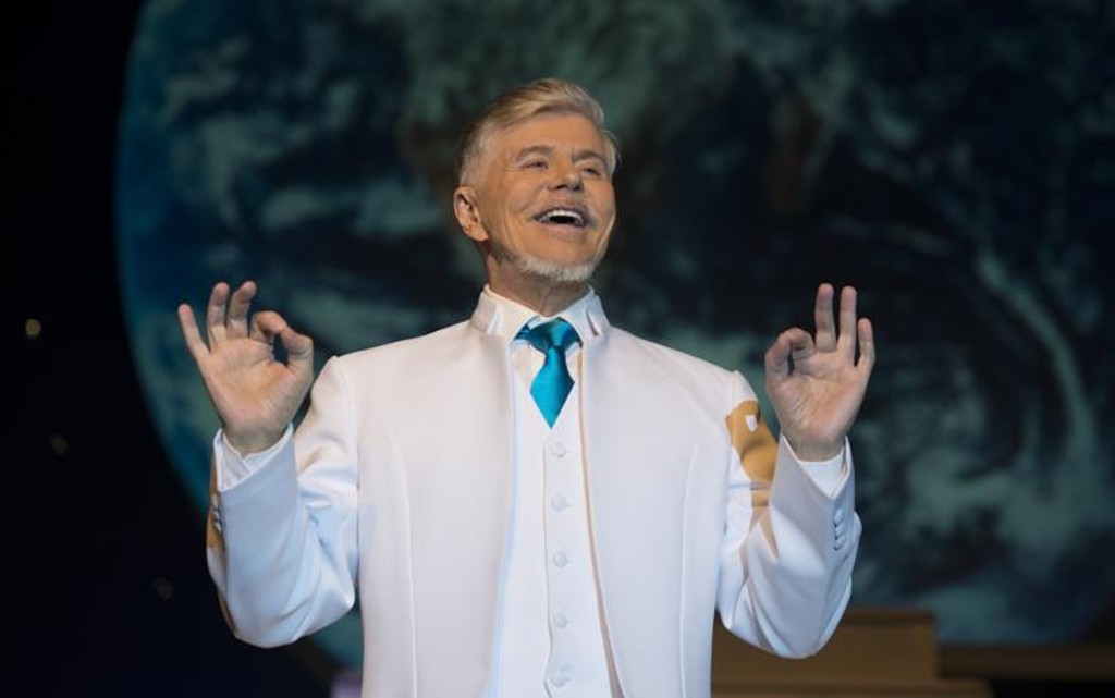 Comemorando 41 anos de carreira, Falabella interpreta Deus em versão brasileira de peça da Broadway