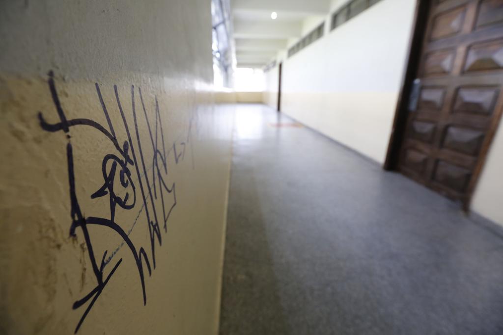 Pichação no Colégio Estadual Professor Olavo Del Claro | Felipe Rosa/TRIBUNA DO PARANA
