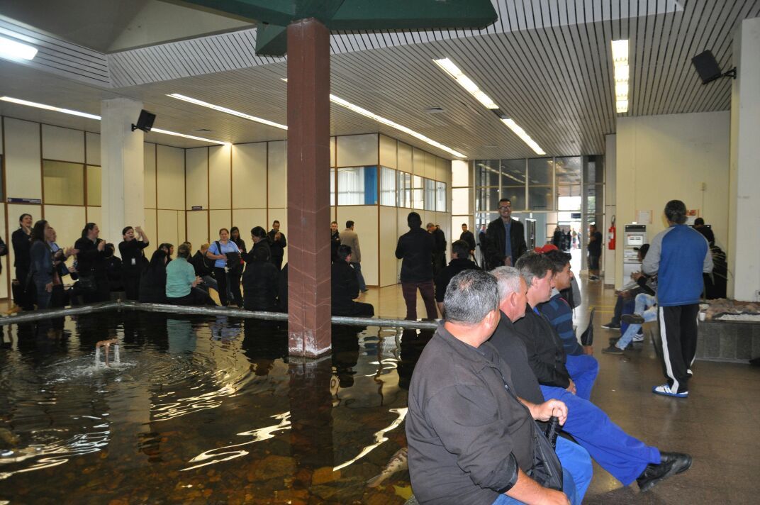 Trabalhadores ocuparam, na manhã desta quinta-feira, a sede da prefeitura em protesto pelo atraso do “vale” | Divulgação/Sindimoc