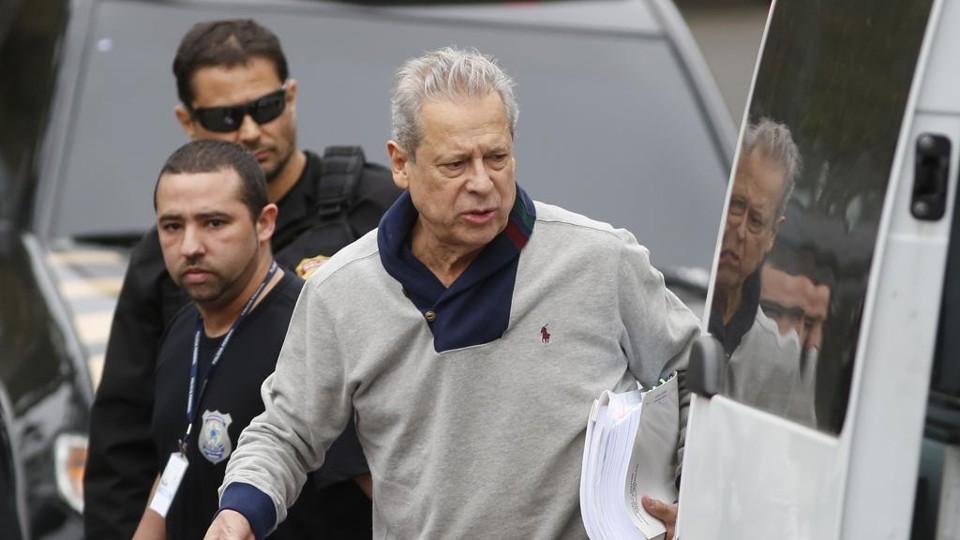 José Dirceu, em foto tirada no dia de sua transferência da superintendência da PF para o Complexo Médico Penal, em Pinhais | Henry Milleo/Gazeta do Povo