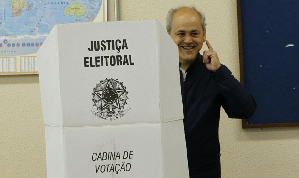 Gustavo Fruet (PDT), atual prefeito de Curitiba, vota neste segundo turno. Ele está fora da disputa | Jonathan Campos/Gazeta do Povo